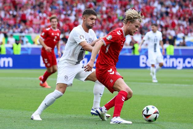 Fußball UEFA EURO, EM, Europameisterschaft,Fussball 2024 Gruppenphase 1. Spieltag Slowenien - Dänemark am 16.06.2024 in der Stuttgart Arena in Stuttgart Adam Gnezda Cerin ( Slowenien ), links - Morten Hjulmand ( Dänemark ), rechts