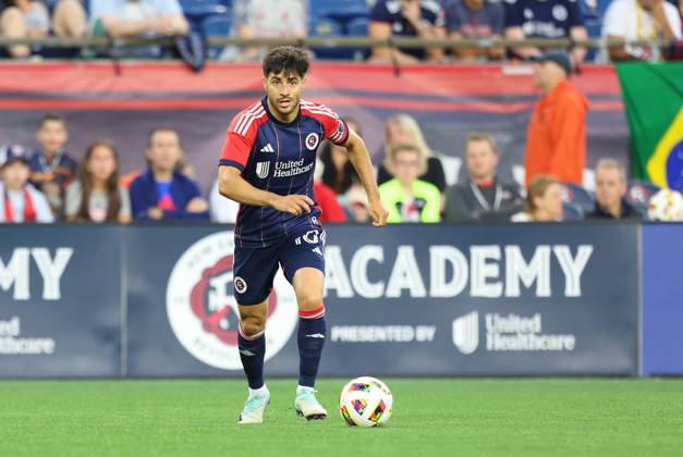 June 15, 2024; Foxborough, MA, USA; New England Revolution midfielder Carles Gil (10) in action during the MLS, Fussball Herren, USA match between Vancouver Whitecaps FC and New England Revolution. CSM Foxborough United States - ZUMAc04_ 20240615_zma_c04_236 Copyright: xAnthonyxNesmithx
