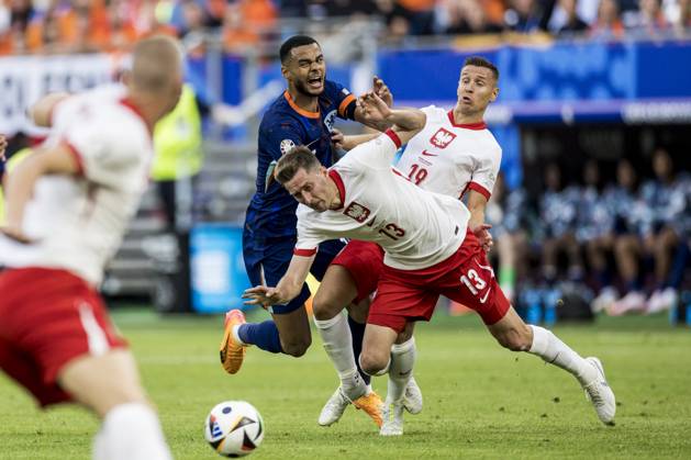 Poland v Netherlands, UEFA EURO, EM, Europameisterschaft,Fussball 2024, Hamburg, Germany Hamburg, Germany. 16th, June 2024. Cody Gakpo (11) of the Netherlands and Taras Romanczuk (13), Przemyslaw Frankowski (19) of Poland seen during the UEFA Euro 2024 match in Group D between Poland and the Netherlands at Volksparkstadion in Hamburg. Hamburg Germany Copyright: xGonzalesxPhoto LassexLagonix