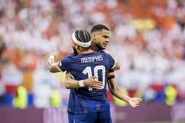 Poland v Netherlands, UEFA EURO, EM, Europameisterschaft,Fussball 2024, Hamburg, Germany Hamburg, Germany. 16th, June 2024. Cody Gakpo (11) of the Netherlands equalises for 1-1 and celebrates with Memphis Depay (10) during the UEFA Euro 2024 match in Group D between Poland and the Netherlands at Volksparkstadion in Hamburg. Hamburg Germany Copyright: xGonzalesxPhoto LassexLagonix