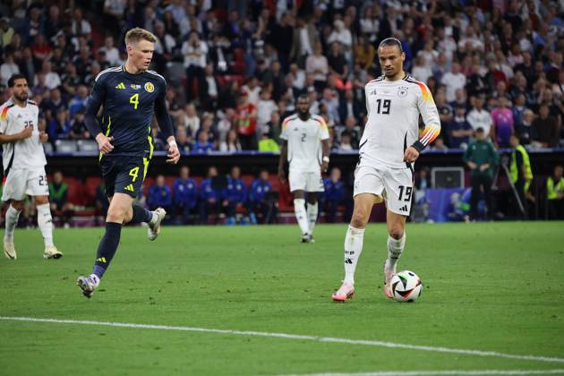 14.06.2024, Fussball, Herren, UEFA Europameisterschaft 2024, Eröffnungsspiel, Gruppe A, Deutschland - Schottland, Leroy Sane (Deutschland), Scott McTominay (Schottland) München Allianz Arena Bayern Deutschland (DE) Copyright: xSebastianxBachx