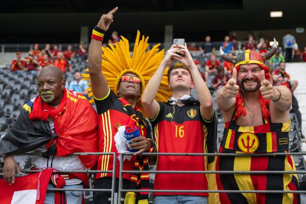 GER, EURO 2024, Group E, Belgien (BEL) vs Slowakei (SVK) 17.06.2024, Frankfurt Arena, Frankfurt, GER, EURO 2024, Group E, Belgien (BEL) vs Slowakei (SVK) Im Bild: Belgische Fans im Stadion Gestik, Mimik, Emotionen; Fangruppe Asterix Kostüm Indianerschmuck Stimmung Freude Joy