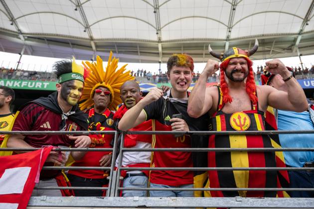 GER, EURO 2024, Group E, Belgien (BEL) vs Slowakei (SVK) 17.06.2024, Frankfurt Arena, Frankfurt, GER, EURO 2024, Group E, Belgien (BEL) vs Slowakei (SVK) Im Bild: Belgische Fans im Stadion Gestik, Mimik, Emotionen; Fangruppe Asterix Kostüm Indianerschmuck Stimmung Freude Joy