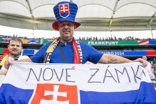 GER, EURO 2024, Group E, Belgien (BEL) vs Slowakei (SVK) 17.06.2024, Frankfurt Arena, Frankfurt, GER, EURO 2024, Group E, Belgien (BEL) vs Slowakei (SVK) Im Bild: Slowakischer Fan mit Flagge Banner Gestik, Mimik, Emotionen; Stimmung Freude Joy