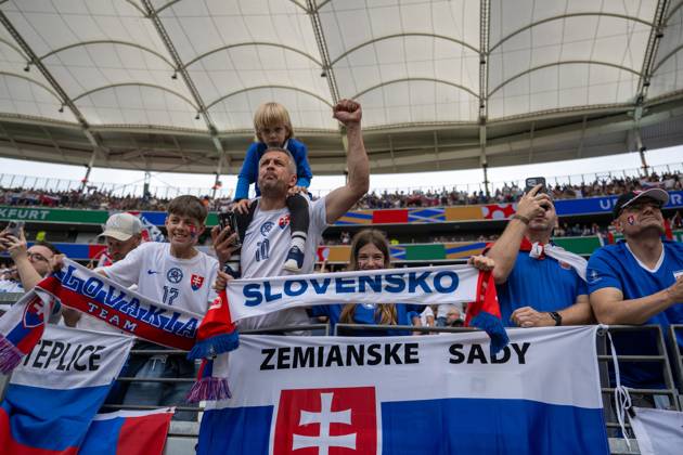 GER, EURO 2024, Group E, Belgien (BEL) vs Slowakei (SVK) 17.06.2024, Frankfurt Arena, Frankfurt, GER, EURO 2024, Group E, Belgien (BEL) vs Slowakei (SVK) Im Bild: Jubel der slowakischen Fans Gestik, Mimik, Emotionen; Stimmung Freude Joy