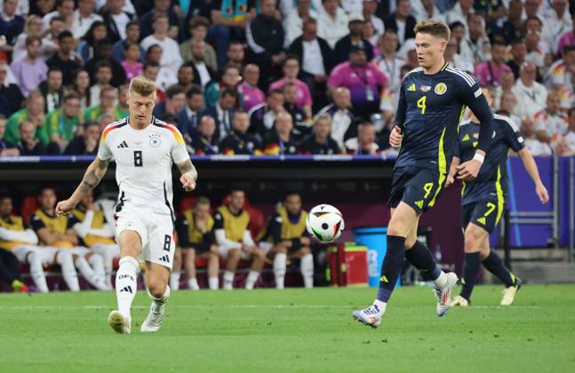 14.06.2024, Fussball, Herren, UEFA Europameisterschaft 2024, Eröffnungsspiel, Gruppe A, Deutschland - Schottland, Toni Kroos (Deutschland), Scott McTominay (Schottland) München Allianz Arena Bayern Deutschland (DE) Copyright: xSebastianxBachx
