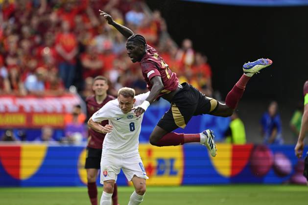 Bilder des Jahres 2024, Sport 06 Juni Sport Themen der Woche KW25 Sport Bilder des Tages Belgium v Slovakia Group E - UEFA EURO, EM, Europameisterschaft,Fussball 2024 FRANKFURT AM MAIN, GERMANY - JUNE 17 : Onana Amadou midfielder of Belgium jumping towards the ball in front of Ondrej Duda midfielder of Slovakia during the UEFA EURO 2024 European Football Championship tournament group E stage match between Belgium and Slovakia at Frankfurt Arena on June 17, 2024 in Frankfurt am Main, Germany, 17 06 2024 Frankfurt am Main Germany  Copyright: xPeterxDexVoechtx
