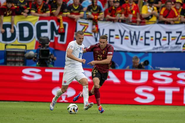 GER, EURO 2024, Group E, Belgien (BEL) vs Slowakei (SVK) 17.06.2024, Frankfurt Arena, Frankfurt, GER, EURO 2024, Group E, Belgien (BEL) vs Slowakei (SVK) Im Bild: Lukas Haraslin (Slowakei SVK, 17); im Zweikampf, Duell, Dynamik, Aktion, Action, Spielszene; Timothy Castagne (Belgien BEL, 21); Gestik, Mimik, Emotionen; Ball am Fuss; Einzelaktion, Ganzkörper Ganzkoerper; Freisteller, Einzelbild, Aktion, Action, Spielszene;