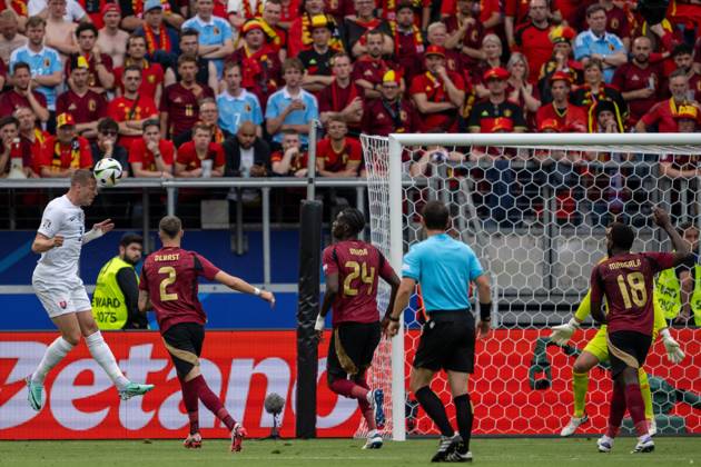 GER, EURO 2024, Group E, Belgien (BEL) vs Slowakei (SVK) 17.06.2024, Frankfurt Arena, Frankfurt, GER, EURO 2024, Group E, Belgien (BEL) vs Slowakei (SVK) Im Bild: Denis Vavro (Slowakei SVK, 03); Kopfball Kopfballduell; Dynamik, Aktion, Action, Spielszene; im Strafraum Gestik, Mimik, Emotionen;