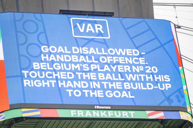 GER, EURO 2024, Group E, Belgien (BEL) vs Slowakei (SVK) 17.06.2024, Frankfurt Arena, Frankfurt, GER, EURO 2024, Group E, Belgien (BEL) vs Slowakei (SVK) Im Bild: Der 2. Videobeweis, Handspiel, no goal, kein Tor Weiterhin 0 :1 für die Slowakei