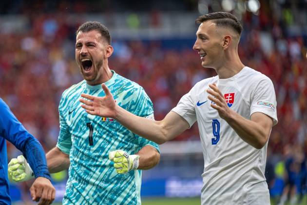 GER, EURO 2024, Group E, Belgien (BEL) vs Slowakei (SVK) 17.06.2024, Frankfurt Arena, Frankfurt, GER, EURO 2024, Group E, Belgien (BEL) vs Slowakei (SVK) Im Bild: Martin Dubravka (Slowakei SVK, 01); Robert Bozenik (Slowakei SVK, 09); Grenzenloser Jubel nach dem Sieg der slowakischen Nationalmannschaft Gestik, Mimik, Emotionen;