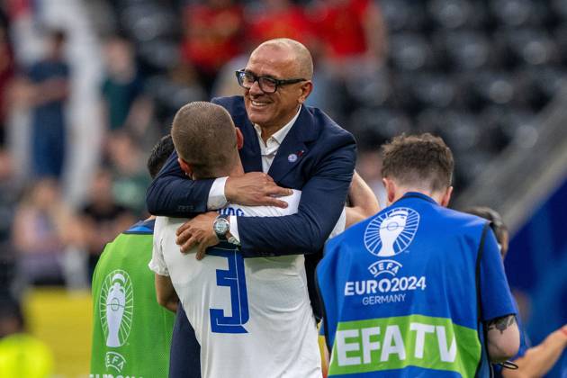 GER, EURO 2024, Group E, Belgien (BEL) vs Slowakei (SVK) 17.06.2024, Frankfurt Arena, Frankfurt, GER, EURO 2024, Group E, Belgien (BEL) vs Slowakei (SVK) Im Bild: Grenzenloser Jubel nach dem sensationellen Sieg der Slowakischen Nationalmannschaft Denis Vavro (Slowakei SVK, 03); trägt seinen Trainer Francesco Calzona (Slowakei SVK, Head coach); aus dem Stadion Gestik, Mimik, Emotionen; Freude, Joy, Glück