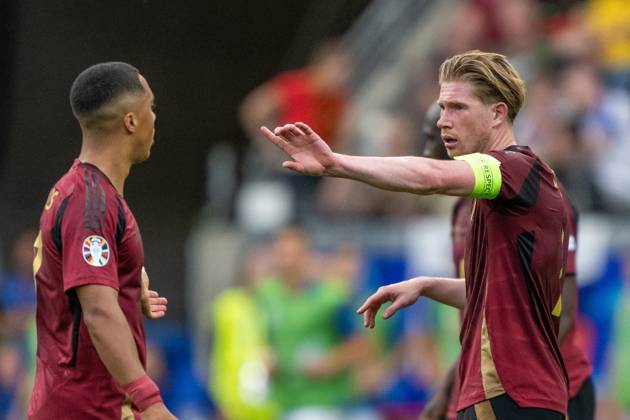 GER, EURO 2024, Group E, Belgien (BEL) vs Slowakei (SVK) 17.06.2024, Frankfurt Arena, Frankfurt, GER, EURO 2024, Group E, Belgien (BEL) vs Slowakei (SVK) Im Bild: Kevin de Bruyne (Belgien BEL, 07); dirigiert seine Mitspieler Youri Tiielemans (Belgien BEL, 08b); Gestik, Mimik, Emotionen; jubelt jubeln Gestik, Mimik, Emotionen;