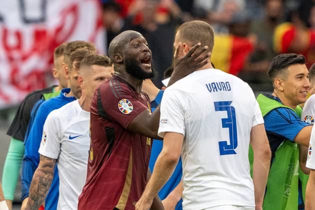 GER, EURO 2024, Group E, Belgien (BEL) vs Slowakei (SVK) 17.06.2024, Frankfurt Arena, Frankfurt, GER, EURO 2024, Group E, Belgien (BEL) vs Slowakei (SVK) Im Bild: enttäuscht enttäuscht traurig Niederlage dissapointed; Romelu Lukaku (Belgien BEL, 10); diskutiert mit Denis Vavro (Slowakei SVK, 03); Gestik, Mimik, Emotionen;