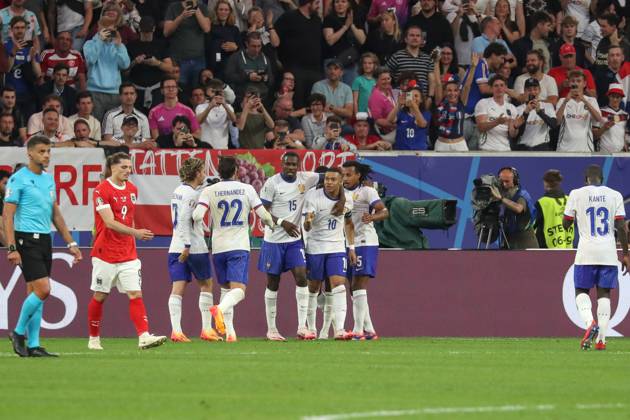 Germany - UEFA EURO, EM, Europameisterschaft,Fussball 2024 - Austria vs France - 15 06 2024 GERMANY, DUSSELDORF, JUNE 17. Kylian Mbappe of France celebrates with his teammates Ousmane Dempale of France and Jules Kounde of France and Marcus Thuram of France and Theo Hernandez of France and Antoine Griezmann of France as Maximilian Wober of Austria just scored an auto goal during the UEFA EURO 2024 group D stage match between Austria and France. On June 17, 2024 at Dusseldorf Arena in Dusseldorf, Germany. Photo by Manuel Blondeau AOP.Press Dusseldorf Dusseldorf Arena Germany Copyright: x ManuelxBlondeau AOP.Pressx AOP20240617 0038