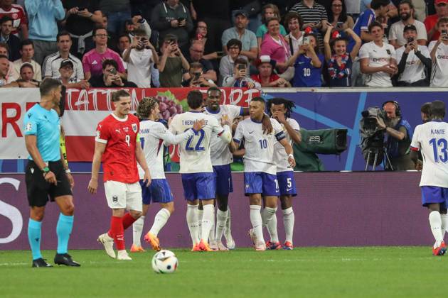 Germany - UEFA EURO, EM, Europameisterschaft,Fussball 2024 - Austria vs France - 15 06 2024 GERMANY, DUSSELDORF, JUNE 17. Kylian Mbappe of France celebrates with his teammates Ousmane Dempale of France and Jules Kounde of France and Marcus Thuram of France and Theo Hernandez of France and Antoine Griezmann of France as Maximilian Wober of Austria just scored an auto goal during the UEFA EURO 2024 group D stage match between Austria and France. On June 17, 2024 at Dusseldorf Arena in Dusseldorf, Germany. Photo by Manuel Blondeau AOP.Press Dusseldorf Dusseldorf Arena Germany Copyright: x ManuelxBlondeau AOP.Pressx AOP20240617 0039