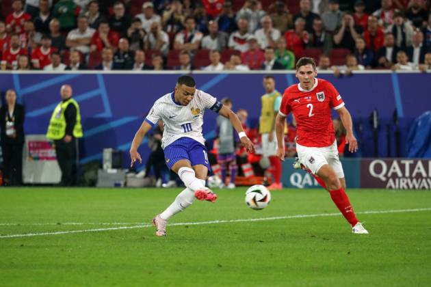 Germany - UEFA EURO, EM, Europameisterschaft,Fussball 2024 - Austria vs France - 15 06 2024 GERMANY, DUSSELDORF, JUNE 17. Kylian Mbappe of France kicks the ball under pressure from Maximilian Wober of Austria during the UEFA EURO 2024 group D stage match between Austria and France. On June 17, 2024 at Dusseldorf Arena in Dusseldorf, Germany. Photo by Manuel Blondeau AOP.Press Dusseldorf Dusseldorf Arena Germany Copyright: x ManuelxBlondeau AOP.Pressx AOP20240617 0041
