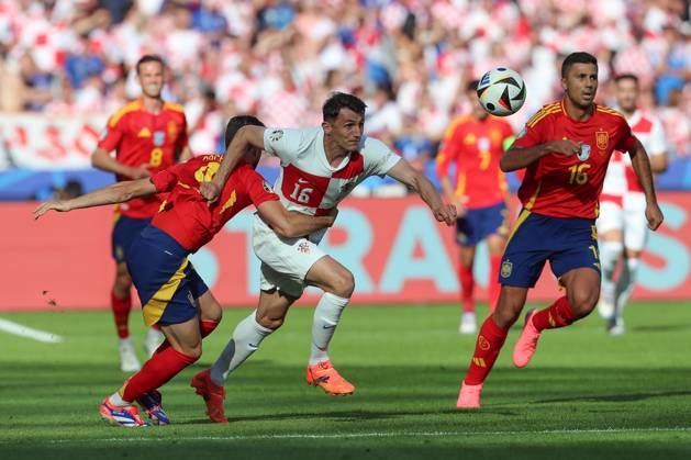 15.06.2024, xtgx, Fussball EM 2024, Spanien - Kroatien emspor, v.l. Nacho Fernandez (Spanien, 4), Ante Budimir (Krotaien, 16) Zweikampf, Duell, Kampf, tackle (DFL DFB REGULATIONS PROHIBIT ANY USE OF PHOTOGRAPHS as IMAGE SEQUENCES and or QUASI-VIDEO) Berlin