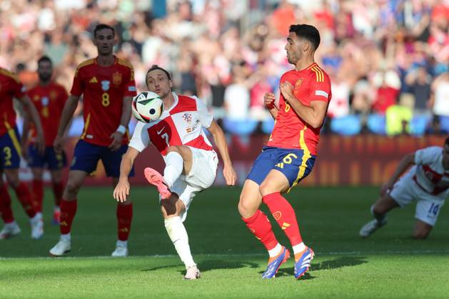 15.06.2024, xtgx, Fussball EM 2024, Spanien - Kroatien emspor, v.l. Lovro Majer (Krotaien, 7), Mikel Merino (Spanien, 6) Zweikampf, Duell, Kampf, tackle (DFL DFB REGULATIONS PROHIBIT ANY USE OF PHOTOGRAPHS as IMAGE SEQUENCES and or QUASI-VIDEO) Berlin