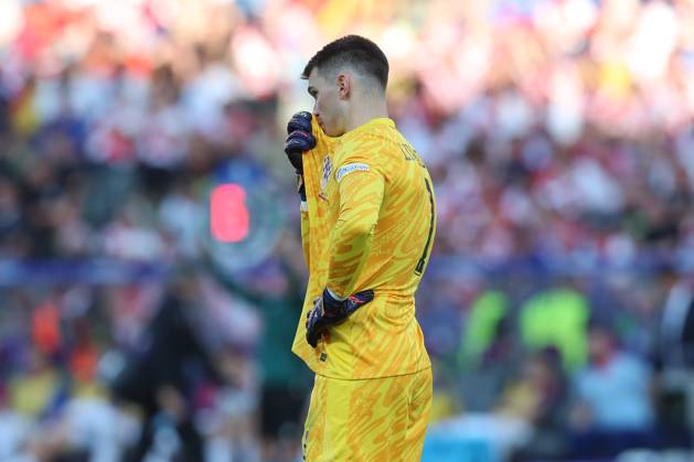 15.06.2024, xtgx, Fussball EM 2024, Spanien - Kroatien emspor, v.l. Dominik Livakovic (Krotaien, 1) enttaeuscht, enttäuscht, schaut enttaeuscht, niedergeschlagen, disappointed (DFL DFB REGULATIONS PROHIBIT ANY USE OF PHOTOGRAPHS as IMAGE SEQUENCES and or QUASI-VIDEO) Berlin