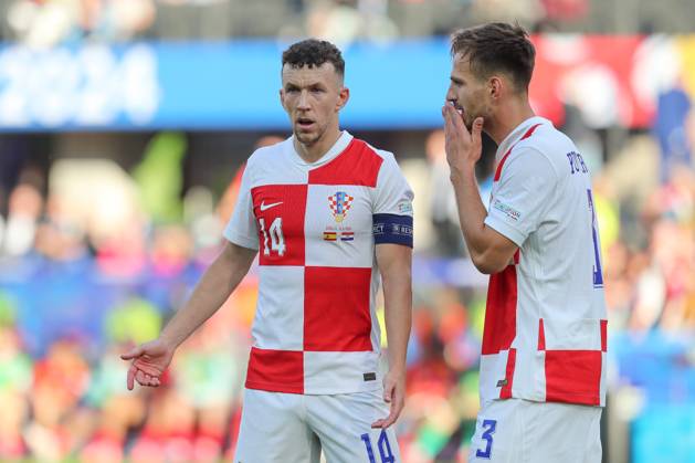 15.06.2024, xtgx, Fussball EM 2024, Spanien - Kroatien emspor, v.l. Ivan Perisic (Krotaien, 14), Marin Pongracic (Krotaien, 3) gibt Anweisungen, gestikuliert mit den Armen, gesticulate, gives instructions (DFL DFB REGULATIONS PROHIBIT ANY USE OF PHOTOGRAPHS as IMAGE SEQUENCES and or QUASI-VIDEO) Berlin