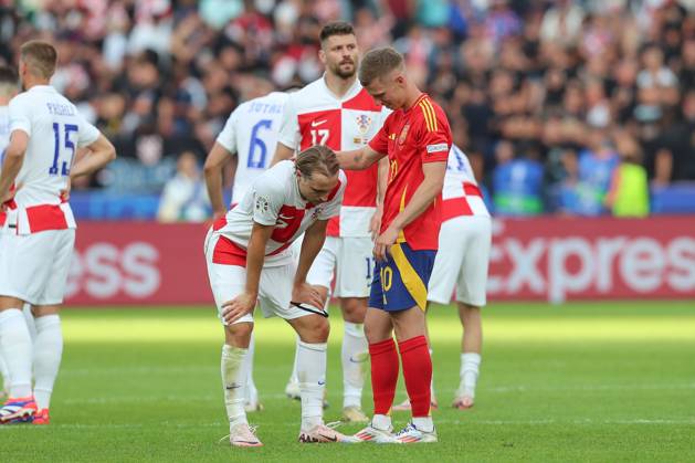 15.06.2024, xtgx, Fussball EM 2024, Spanien - Kroatien emspor, v.l. Lovro Majer (Krotaien, 7) enttaeuscht, enttäuscht, schaut enttaeuscht, niedergeschlagen, disappointed, Dani Olmo (Spanien, 10) troestet (DFL DFB REGULATIONS PROHIBIT ANY USE OF PHOTOGRAPHS as IMAGE SEQUENCES and or QUASI-VIDEO) Berlin