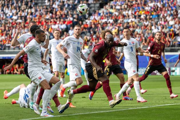 GER, EURO 2024, Group E, Belgien (BEL) vs Slowakei (SVK) 17.06.2024, Frankfurt Arena, Frankfurt, GER, EURO 2024, Group E, Belgien (BEL) vs Slowakei (SVK) Im Bild: Romelu Lukaku (Belgien BEL, 10); kommt nicht an den Ball im Zweikampf, Duell, Dynamik, Aktion, Action, Spielszene; Gestik, Mimik, Emotionen;