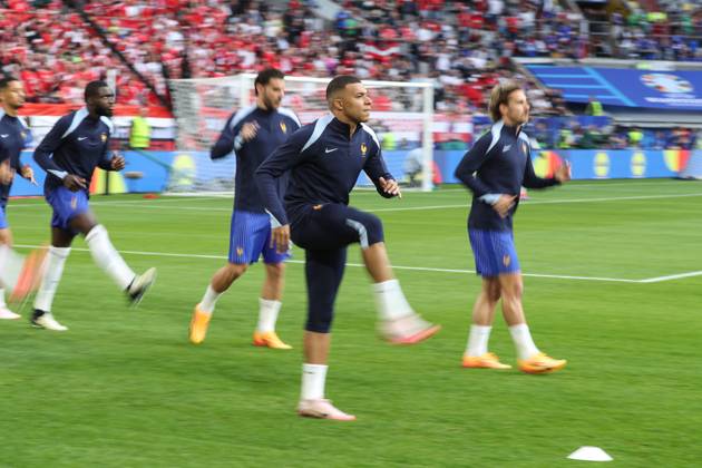 Germany - UEFA EURO, EM, Europameisterschaft,Fussball 2024 - Austria vs France - 15 06 2024 GERMANY, DUSSELDORF, JUNE 17. Kylian Mbappe of France warms up during the UEFA EURO 2024 group D stage match between Austria and France. On June 17, 2024 at Dusseldorf Arena in Dusseldorf, Germany. Photo by Manuel Blondeau AOP.Press Dusseldorf Dusseldorf Arena Germany Copyright: x ManuelxBlondeau AOP.Pressx AOP20240617 0134