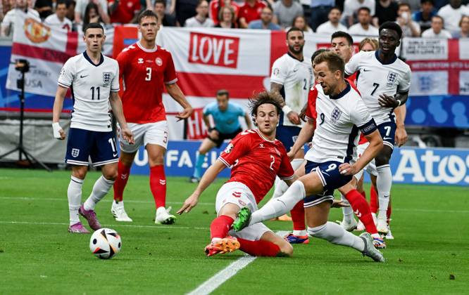 20.06.2024, xpsx, UEFA EURO, EM, Europameisterschaft,Fussball 2024 Vorrunde, Dänemark - England v.l. Tor zum 0:1 für England Joachim Christian Andersen (Dänemark Daenemark), Torschütze Harry Kane (England) (DFL DFB REGULATIONS PROHIBIT ANY USE OF PHOTOGRAPHS as IMAGE SEQUENCES and or QUASI-VIDEO) emspor Frankfurt