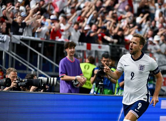 20.06.2024, xpsx, UEFA EURO, EM, Europameisterschaft,Fussball 2024 Vorrunde, Dänemark - England v.l. celebrate the goal, Torjubel zum 0:1 Torschütze Harry Kane (England) (DFL DFB REGULATIONS PROHIBIT ANY USE OF PHOTOGRAPHS as IMAGE SEQUENCES and or QUASI-VIDEO) emspor Frankfurt