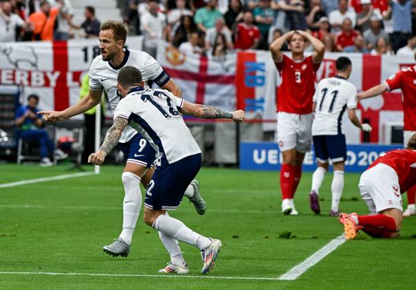 20.06.2024, xpsx, UEFA EURO, EM, Europameisterschaft,Fussball 2024 Vorrunde, Dänemark - England v.l. celebrate the goal, Torjubel zum 0:1 Torschütze Harry Kane (England) (DFL DFB REGULATIONS PROHIBIT ANY USE OF PHOTOGRAPHS as IMAGE SEQUENCES and or QUASI-VIDEO) emspor Frankfurt