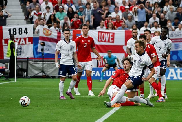 20.06.2024, xpsx, UEFA EURO, EM, Europameisterschaft,Fussball 2024 Vorrunde, Dänemark - England v.l. Tor zum 0:1 für England Joachim Christian Andersen (Dänemark Daenemark), Torschütze Harry Kane (England) (DFL DFB REGULATIONS PROHIBIT ANY USE OF PHOTOGRAPHS as IMAGE SEQUENCES and or QUASI-VIDEO) emspor Frankfurt
