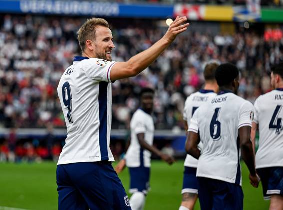 20.06.2024, xpsx, UEFA EURO, EM, Europameisterschaft,Fussball 2024 Vorrunde, Dänemark - England v.l. celebrate the goal, Torjubel zum 0:1 Torschütze Harry Kane (England) (DFL DFB REGULATIONS PROHIBIT ANY USE OF PHOTOGRAPHS as IMAGE SEQUENCES and or QUASI-VIDEO) emspor Frankfurt