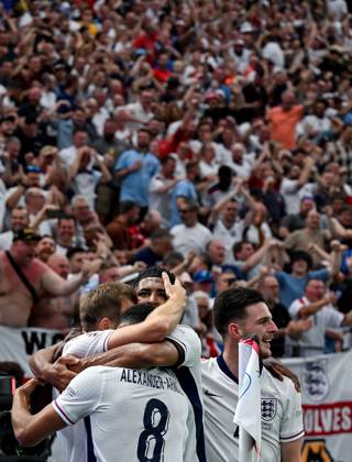 20.06.2024, xpsx, UEFA EURO, EM, Europameisterschaft,Fussball 2024 Vorrunde, Dänemark - England v.l. celebrate the goal, Torjubel zum 0:1 Torschütze Harry Kane (England) (DFL DFB REGULATIONS PROHIBIT ANY USE OF PHOTOGRAPHS as IMAGE SEQUENCES and or QUASI-VIDEO) emspor Frankfurt