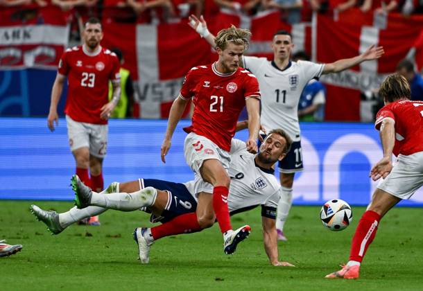 20.06.2024, xpsx, UEFA EURO, EM, Europameisterschaft,Fussball 2024 Vorrunde, Dänemark - England v.l. Morten Blom Due Hjulmand (Dänemark Daenemark), Harry Kane (England) (DFL DFB REGULATIONS PROHIBIT ANY USE OF PHOTOGRAPHS as IMAGE SEQUENCES and or QUASI-VIDEO) emspor Frankfurt