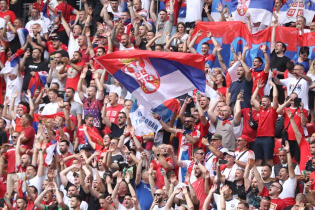 München, Bayern, Deutschland, 20.06.2024: Allianz-Arena: Fußball-EM 2024, Gruppe C, Slowenien - Serbien: serbische Fans Copyright: xdtsxNachrichtenagenturx dts_40899
