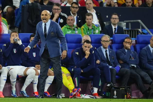 Spain v Italy: Group B - UEFA EURO, EM, Europameisterschaft,Fussball 2024 Luciano Spalletti head coach of Italy gives instructions during the UEFA EURO 2024 group stage match between Spain and Italy at Arena AufSchalke on June 20, 2024 in Gelsenkirchen, Germany. Gelsenkirchen Germany Copyright: xJosexBretonx originalFilename:breton-spainvit240620_np5Ah