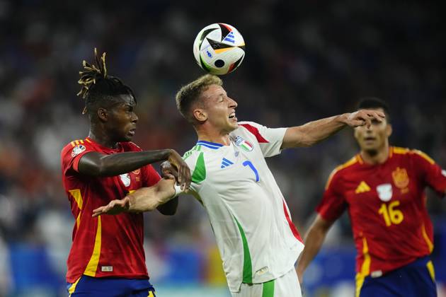 Spain v Italy: Group B - UEFA EURO, EM, Europameisterschaft,Fussball 2024 Davide Frattesi central midfield of Italy and Inter Milan and Nico Williams left winger of Spain and Athletic Club Bilbao compete for the ball during the UEFA EURO 2024 group stage match between Spain and Italy at Arena AufSchalke on June 20, 2024 in Gelsenkirchen, Germany. Gelsenkirchen Germany Copyright: xJosexBretonx originalFilename:breton-spainvit240620_npcgT