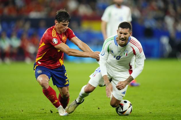 Spain v Italy: Group B - UEFA EURO, EM, Europameisterschaft,Fussball 2024 Robin Le Normand centre-back of Spain and Real Sociedad and Lorenzo Pellegrini attacking midfield of Italy and AS Roma compete for the ball during the UEFA EURO 2024 group stage match between Spain and Italy at Arena AufSchalke on June 20, 2024 in Gelsenkirchen, Germany. Gelsenkirchen Germany Copyright: xJosexBretonx originalFilename:breton-spainvit240620_npMyG