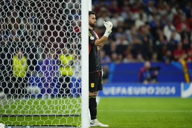 Spain v Italy: Group B - UEFA EURO, EM, Europameisterschaft,Fussball 2024 Unai Simon goalkeeper Athletic Club Bilbao gives instructions during the UEFA EURO 2024 group stage match between Spain and Italy at Arena AufSchalke on June 20, 2024 in Gelsenkirchen, Germany. Gelsenkirchen Germany Copyright: xJosexBretonx originalFilename:breton-spainvit240620_npV1M