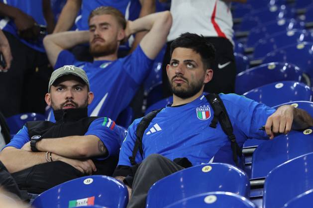 UEFA European Football Championship - UEFA EURO, EM, Europameisterschaft,Fussball 2024 - Spain vs Italy Gelsenkirchen, Germany 20.06.2024: disappointment after defeat Italian supporters at end of the UEFA EURO 2024 group stage B football match between Spain vs Italy at Veltins Arena stadium in Gelsenkirchen. Gelsenkirchen Germany Copyright: xIPAxSport ABACAx