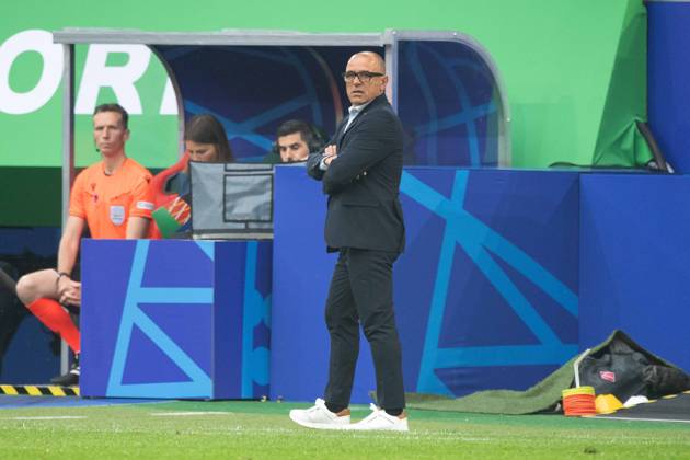 Trainer Francesco CALZONA (SVK) beobachtet das Spiel Gruppenphase Gruppe E Slowakei (SVK) - Ukraine (UKR) 1:2 am 21.06.2024 Arena Duesseldorf, Duesseldorf Arena, Fussball UEFA EURO, EM, Europameisterschaft,Fussball 2024 GERMANY vom 14.06.2024 - 14.07.2024. Â