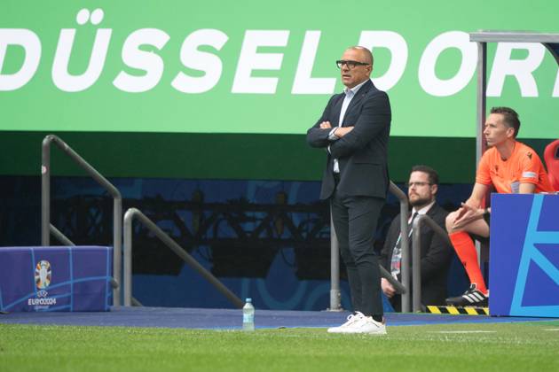 Trainer Francesco CALZONA (SVK), beobachtet das Spiel Gruppenphase Gruppe E Slowakei (SVK) - Ukraine (UKR) 1:2 am 21.06.2024 Arena Duesseldorf, Duesseldorf Arena, Fussball UEFA EURO, EM, Europameisterschaft,Fussball 2024 GERMANY vom 14.06.2024 - 14.07.2024. Â