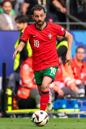 2024-06-22 Turkiye v Portugal - Group F - UEFA EURO, EM, Europameisterschaft,Fussball 2024 DORTMUND, GERMANY - JUNE 22: Bernardo Silva of Portugal runs with the ball during the Group F - UEFA EURO 2024 match between Turkiye and Portugal at BVB Stadion Dortmund on June 22, 2024 in Dortmund, Germany. (Photo by Joris Verwijst BSR Agency) Dortmund Germany Content not available for redistribution in The Netherlands directly or indirectly through any third parties. Copyright: xBSRxAgencyx