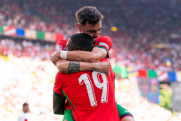 2024-06-22 Turkiye v Portugal - Group F - UEFA EURO, EM, Europameisterschaft,Fussball 2024 DORTMUND, GERMANY - JUNE 22: Nuno Mendes of Portugal celebrates after the team s first goal with Bruno Fernandes of Portugal during the Group F - UEFA EURO 2024 match between Turkiye and Portugal at BVB Stadion Dortmund on June 22, 2024 in Dortmund, Germany. (Photo by Joris Verwijst BSR Agency) Dortmund Germany Content not available for redistribution in The Netherlands directly or indirectly through any third parties. Copyright: xBSRxAgencyx