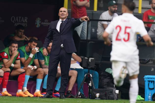 2024-06-22 Turkiye v Portugal - Group F - UEFA EURO, EM, Europameisterschaft,Fussball 2024 DORTMUND, GERMANY - JUNE 22: Coach Roberto Martinez of Portugal coaches his players during the Group F - UEFA EURO 2024 match between Turkiye and Portugal at BVB Stadion Dortmund on June 22, 2024 in Dortmund, Germany. (Photo by Joris Verwijst BSR Agency) Dortmund Germany Content not available for redistribution in The Netherlands directly or indirectly through any third parties. Copyright: xBSRxAgencyx