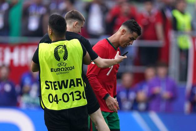 2024-06-22 Turkiye v Portugal - Group F - UEFA EURO, EM, Europameisterschaft,Fussball 2024 DORTMUND, GERMANY - JUNE 22: Cristiano Ronaldo of Portugal with pitch invader during the Group F - UEFA EURO 2024 match between Turkiye and Portugal at BVB Stadion Dortmund on June 22, 2024 in Dortmund, Germany. (Photo by Joris Verwijst BSR Agency) Dortmund Germany Content not available for redistribution in The Netherlands directly or indirectly through any third parties. Copyright: xBSRxAgencyx