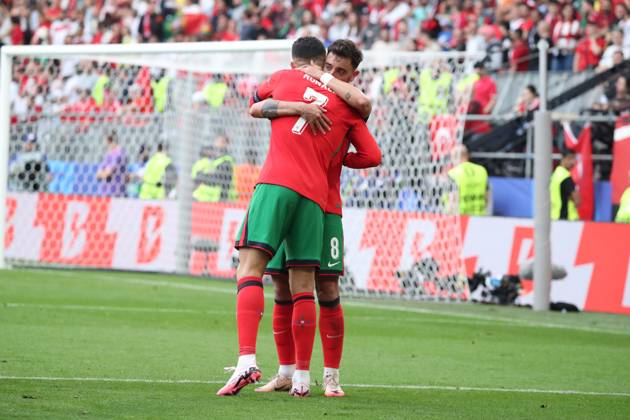 Germany - UEFA EURO, EM, Europameisterschaft,Fussball 2024 - Turkey vs Portugal - 15 06 2024 GERMANY, DORTMUND, JUNE 22. Cristiano Ronaldo of Portugal celebrates with Bruno Fernandes of Portugal during the UEFA EURO 2024 group F stage match between Turkey and Portugal, on June 22, 2024 at BVB Stadion in Dortmund, Germany. Photo by Manuel Blondeau AOP.Press Dortmund BVB Stadion Germany Copyright: x ManuelxBlondeau AOP.Pressx AOP20240622 0005