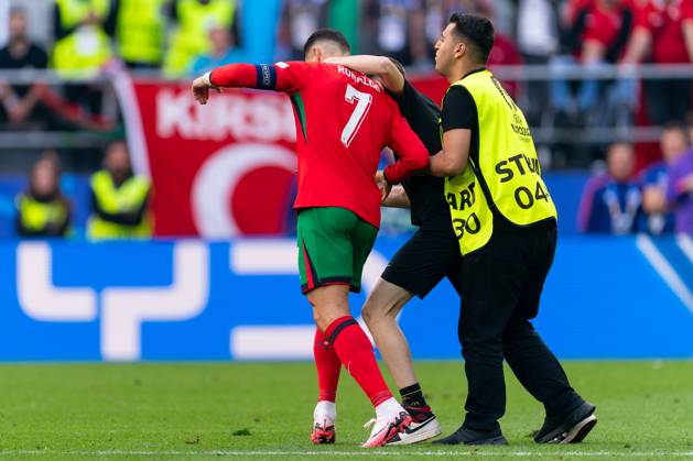 2024-06-22 Turkiye v Portugal - Group F - UEFA EURO, EM, Europameisterschaft,Fussball 2024 DORTMUND, GERMANY - JUNE 22: Cristiano Ronaldo of Portugal is seen with a pitch invader while a steward is seen in action during the Group F - UEFA EURO 2024 match between Turkiye and Portugal at BVB Stadion Dortmund on June 22, 2024 in Dortmund, Germany. (Photo by Joris Verwijst BSR Agency) Dortmund Germany Content not available for redistribution in The Netherlands directly or indirectly through any third parties. Copyright: xBSRxAgencyx