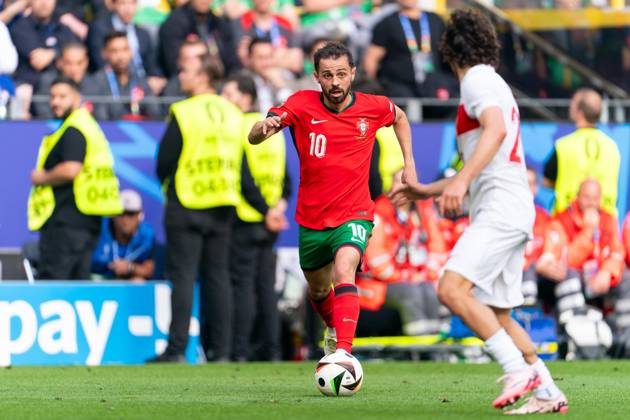 2024-06-22 Turkiye v Portugal - Group F - UEFA EURO, EM, Europameisterschaft,Fussball 2024 DORTMUND, GERMANY - JUNE 22: Bernardo Silva of Portugal and Ferdi Kadioglu of Turkiye during the Group F - UEFA EURO 2024 match between Turkiye and Portugal at BVB Stadion Dortmund on June 22, 2024 in Dortmund, Germany. (Photo by Joris Verwijst BSR Agency) Dortmund Germany Content not available for redistribution in The Netherlands directly or indirectly through any third parties. Copyright: xBSRxAgencyx